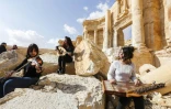 Des musiciennes syriennes jouent sur la scène du théâtre antique de Palmyre, le 4 mars 2017 lors d'une visite organisée par l'armée syrienne pour les journalistes