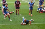 Le n°8 de Clermont, le Samoan Fritz Lee, marque un essai lors du match de Coupe d'Europe des Champions, le 12 décembre 2020 à Bristol