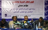 Photo prise le 24 avril 2019 montrant Muawia Shaddad (C-G) et Omar el-Digeir (C-D), deux des leaders de l'Alliance pour la liberté et le changement (ALC), lors d'une conférence de presse à Khartoum