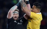 Le capitaine des All Blacks Kieran Read (g) à la conquête du ballon avec l'Australien Israel Folau en Bledisloe Cup à l'Eden Park, le 22 octobre 2016