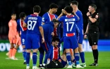L'attaquant du PSG Khvicha Kvaratskhelia (c) blessé au genou droit lors du match contre le FC Barcelone, le 20 octobre 2026 au Parc des Princes