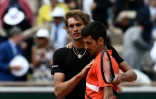 Alexander Zverev (g) et Novak Djokovic Ă la fin de leur quart de finale Ă Roland-Garros, le 6 juin 2019