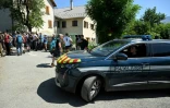 Un véhicule de la gendarmerie passe près de bénévoles participant aux recherches d'Emile, deux ans et demi, disparu samedi dernier, le 10 juillet 2023 au Vernet, dans les Alpes-de-Haute-Provence