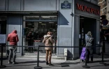 File d'attente devant un supermarché à Paris, où les clients doivent respecter des distances de sécurité, le 26 mars 2020