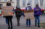 Militants des droits des animaux d'organisations comme Peta, L214 ou le Parti Animaliste, manifestent devant le parlement français pour demander une loi ambitieuse, le 26 janvier 2021 à Paris