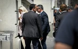 Marine Le Pen (g), présidente du groupe parlementaire du Rassemblement national (RN), arrive au nouveau siège du parti, le 7 juillet 2026 à Paris, après avoir été condamnée par la cour d'appel de Paris lors du procès en appel pour détournement de fonds publics européens dans l'affaire des emplois présumés fictifs au Parlement européen
