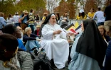 Des fidèles sur les Champs-Elysées avant la messe du pape Léon XIV le 26 septembre 2026