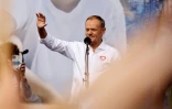 Le dirigeant d'opposition et ancien Premier ministre polonais Donald Tusk s'adresse Ă la foule, Ă Varsovie, le 1er octobre 2023