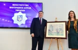 L'ambassadrice de France Ukraine Isabelle Dumont (D) and le ministre ukrainien de l'Intérieur Arsen Avakov (G) avec le tableau "Port de la Rochelle" (1915) de Paul Signac (1863-1935) à Kiev le 23 avril 2019.