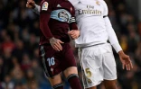 Le défenseur français du Real Madrid, Raphaël Varane (d), lors du match de Liga face au Celta Vigo, à Madrid, le 16 février 2020 