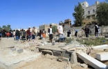 Des habitants inspectent les dégâts après une frappe aérienne à Sanaa, le 20 avril 2025 au Yémen