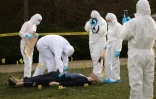 Des étudiants de l'école CY Forensic prennent des photos sur la reconstitution d'une scène de crime lors d'une session de formation à Neuville-sur-Oise, au nord-est de Paris, le 21 mars 2025 dans le Val d'Oise