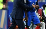 Le sélectionneur des Bleus Didier Deschamps parle à Thomas Lemar à la fin du match face au Bélarus en qualif pour le Mondial au Stade de France, le 10 octobre 2017 