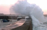 Une déferlante passe au-dessus de la jetée du port de Quiberon, le 03 janvier 2002
