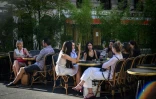 Des personnes à la terrasse d'un café, le 30 mai 2020 à Paris