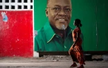 Un panneau électoral du président Magafuli le 29 octobre 2015 à Dar es Salaam