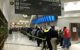 Des passagers dans une file d'attente aux contrôles de sécurité, dans l'aéroport d'Atlanta le 17 mai 2016