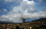 Une colonne de fumée s'échappe du volcan Cumbre Vieja sur l'île de La Palma, dans l'archipel espagnol des Canaries, le 19 septembre 2021