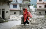 Une femme transporte ses affaires à Devighat, dans le district de Nuwakot au Népal, le 28 août 2026
