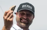 Le skipper Alex Thomson exhibe un caillou de la falaise qu'il a heurtée la veille avec son Imoca Hugo Boss, à Pointe-à-Pitre, le 16 novembre 2018 