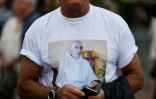 A Saint-Etienne-du-Rouvray (Seine-Maritime) le 28 juillet 2016, un homme porte un T-Shirt avec le portrait du père Hamel, assassiné deux joursplus tôt