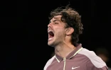 Le joueur de tennis américain Taylor Fritz célèbre sa victoire contre le Grec Stefanos Tsitsipas à l'Open d'Australie de Melbourne, le 21 janvier 2024