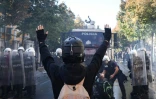 Un manifestant fait face à des policiers lors d'une manifestation contre le gouvernement à Tirana, le 16 octobre 2026 en Albanie