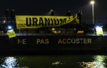 Des policiers retirent une banderole "Uranium" lorz d'une opération de militants de Greenpeace visant à bloquer le cargo Mikhail Dudin à Dunkerque,  le 2 mars 2026 dans le Nord