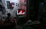 Des Cubains regardent un discours télévisé du président Miguel Diaz-Canel lors de la troisième session extraordinaire de l'Assemblée nationale du pouvoir populaire de Cuba, le 18 juin 2026 à La Havane