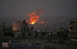 Explosion dans un quartier rebelle de Deraa après des frappes aériennes attribuées au régime syrien, le 5 juillet 2018