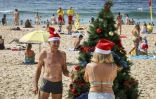 Des touristes fêtent Noël sur la plage à Sydney, en Australie, le 25 décembre 2023