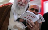 Photo fournie par le bureau du Guide suprême iranien montrant l'ayatollah Ali Khamenei lisant une traduction du livre "Fire and Fury", ouvrage critique sur le président américain Donald Trump, le 11 mai 2018 lors d'un salon du livre à Téhéran