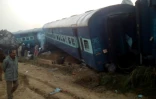 Des équipes de secours recherchent des victimes sur les lieux d'un déraillement de train près de Pukhrayan, le 20 novembre 2016 en Inde