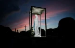 Des volontaires portent une réplique de la statue de la Vierge Marie à Lourdes le 14 août 2022