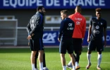 Les défenseurs Adil Rami (g) et Lucas Digne (c) discutent  lors d'un entraînement des Bleus, le 2 octobre 2017 à Clairefontaine