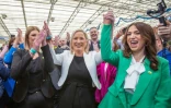 Michelle O'Neill (c), vice-présidente du Sinn Fein, fête sa réélection avec des membres du parti, le 6 mai 2022 à Magherafelt, en Irlande du Nord