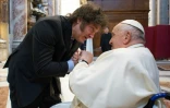 Le pape François accueille le président argentin Javier Milei (g) au Vatican, le 11 février 2024