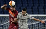 L'attaquant du Shakhtar Donetsk Junior Moraes (à droite) sur la pelouse de l'AS Rome en 8e de finale aller de la Ligue Europa le 11 mars 2021