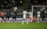 Jason Denayer (bras levé) exulte après avoir marqué pour Lyon sur la pelouse d'Amiens à a Licorne, le 27 janvier 2019