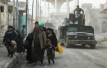 Des civils sont évacués d'al-Amil le 10 mars 2017 à l'ouest de Mossoul