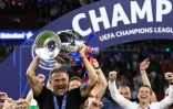 L'entraîneur du Paris SG Luis Enrique soulève le trophée après la victoire en finale de la Ligue des champions contre Arsenal, le 30 mai 2026 à Budapest