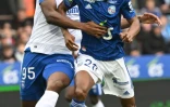 L'attaquant de Strasbourg Habib Diallo (g) à la lutte avec le défenseur d'Auxerre Isaak Toure en Ligue 1 le 19 mars au stade de la Meinau à Strasbourg