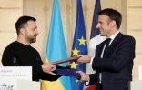 Le président français Emmanuel Macron (d) et son homologue ukrainien après la signature d'un accord de sécurité bilatéral, le 16 février 2024 à l'Elysée, à Paris