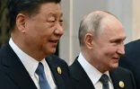 Les présidents chinois Xi Jinping (à gauche) et russe Vladimir Poutine arrivent au forum des Nouvelles routes de la soie, le 18 octobre 2023 à Pékin