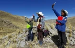 Des enfants péruviens à la recherche de signal au sommet d'une colline pour suivre leurs cours à distance dans le district de Manazo, dans les Andes péruviennes le 24 juillet 2020