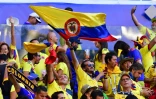 Le supporters colombiens fêtent la qualification de leur équipe à l'issue de la victoire sur le Sénégal à Samara, le 28 juin 2018
