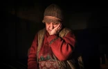 Une habitante réfugiée dans le sous-sol d'un appartement pendant des tirs de mortier, le 18 mai 2022 à Severodonetsk, en Ukraine