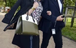 L'actrice française Catherine Deneuve (g) et un invité non identifié viennent assister au défilé Louis Vuitton à Paris, le 7 octobre 2015