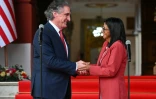 Le ministre américain de l'Intérieur Doug Burgum (g) et la présidente par intérim du Venezuela, Delcy Rodriguez (d) lors d'une rencontre au palais présidentiel de Miraflores, le 4 mars 2026 à Caracas