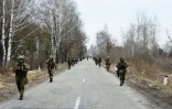 Photo diffusée le 21 février 2022 par le service de presse de l'armée ukrainienne de soldats ukrainiens s'entraînant dans un lieu non précisé